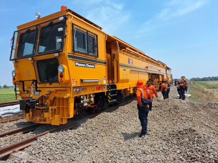 FOTO 30 Jan_Para petugas bersiap melakukan inspeksi jalur kereta api. (dok. kai.id)