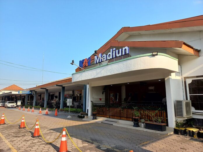 FOTO 5 Jan_Stasiun Madiun di Jawa Timur. (dok. wikipedia.org)