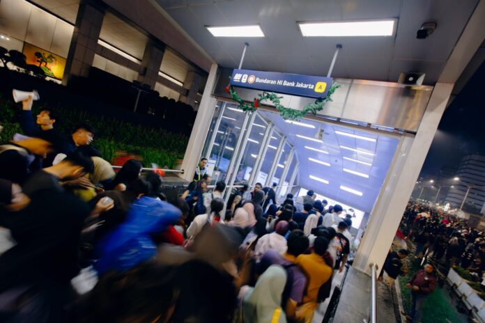 FOTO 6 Jan_Para pelanggan MRT Jakarta saat masuk ke Stasiun Bundaran Hotel Indonesia (HI) Bank Jakarta. (dok. jakartamrt.co.id)