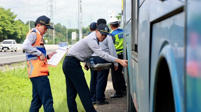 FOTO 6 Jan_Saat petugas melakukan pemeriksaan ramp check angkutan bus. 1