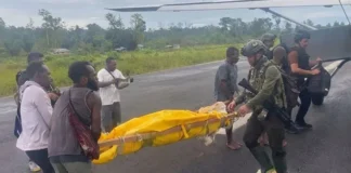 Evakuasi Korban Tewas Pesawat Smart Air yang Ditembak OTK