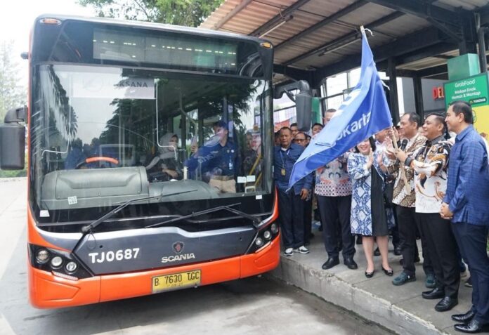 FOTO 13 Febr_Plt Bupati Bekasi Asep Surya Atmaja mengibarkan bendera sebagai simbolis peresmian Transjaboderabek rute Cawang - Cikarang. istimewa