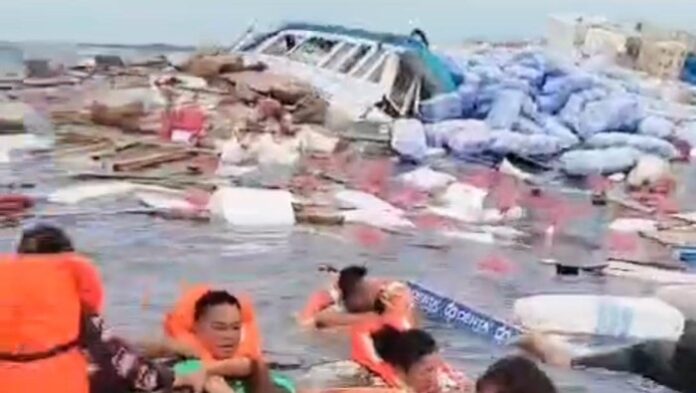 FOTO 14 Febr_KM Cahaya Intan Selebes tenggelam di perairan Bombana, Sulawesi Tenggara. (dok. istimewa)