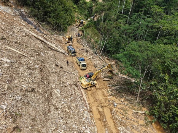 FOTO 18 Febr_Pemulihan akses ruas jalan Trans Papua Jayapura - Wamena. (dok. pu.go.id)