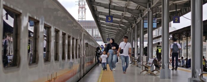 FOTO 2 Febr_Penumpang di stasiun untuk Kereta Api (KA) Commuter Line Bandung Raya. (dok. kci.id)