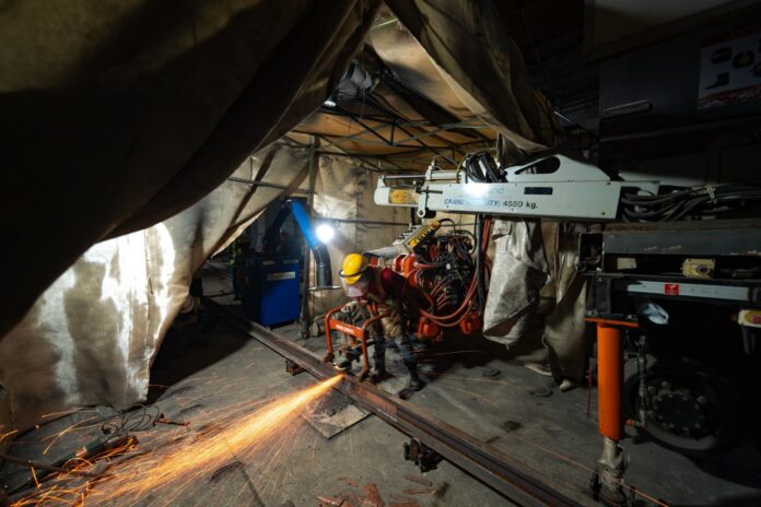 FOTO 22 Febr_Pekerja konstruksi sedang mengamplas sambungan rel. dok. jakartamrt.go.id