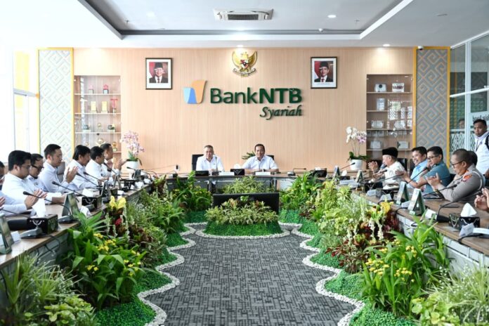 FOTO 28 Febr_Pertemuan Menteri Perhubungan Dudy Purwagandhi menemui Gubernur Provinsi Nusa Tenggara Barat 2