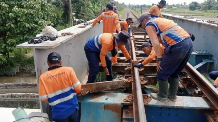 FOTO 28 Febr_Petugas PT KAI Sumut melakukan pemasangan unit batang bantalan sintetis. (dok. kaisumut)
