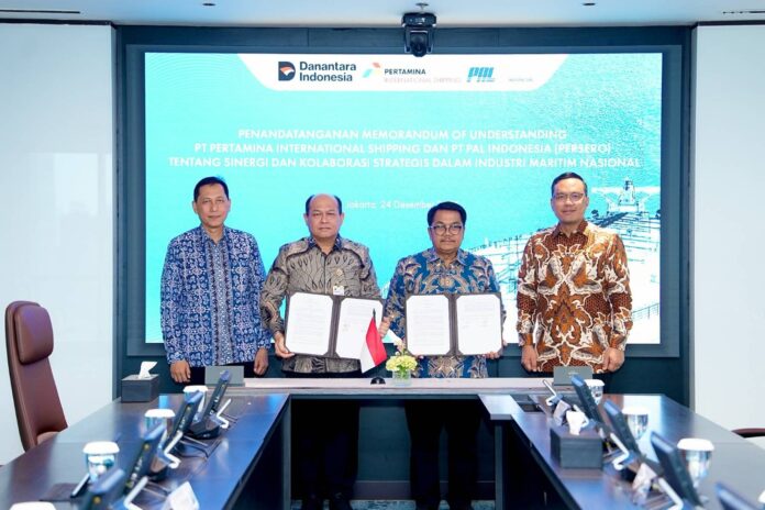 FOTO 30 Jan_Direktur Utama PT PAL Indonesia Kaharuddin Djenod bersama Direktur Utama PT Pertamina International Shipping Surya Tri Harto