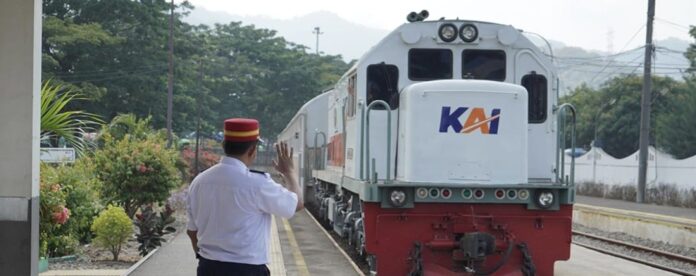 FOTO 14 Maret_Kereta api layanan Commuter Line Merak. (dok. kci.id