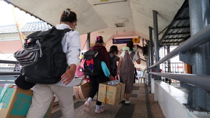 FOTO 18 Maret_Penumpang tengah naik kapal di Pelabuhan Gilimanuk, Bali. dok. kemenhub 1