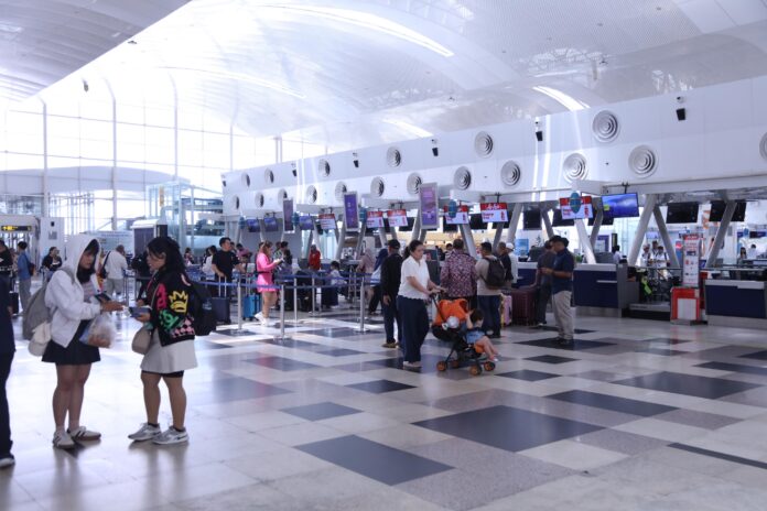 FOTO 19 Maret_Para penumpang tengan antre pengurusan dokumen penerbangan di bandara. hubudkemenhub