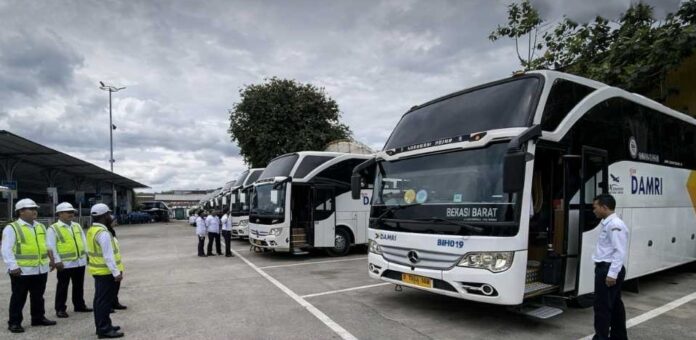 FOTO 20 Maret_Para petugas DAMRI mempersiapkan perjalanan. dok. damri.co.id