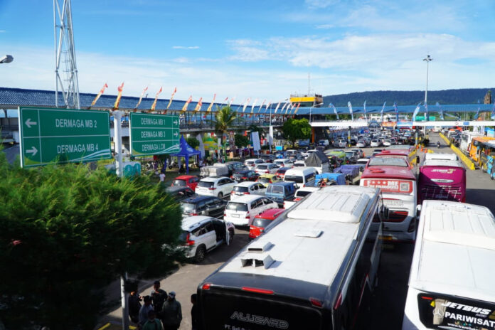 FOTO 21 Maret_Kendaraan bermotor bersiap naik kapal di perlintasan Ketapang - Gilimanuk. dok. asdp