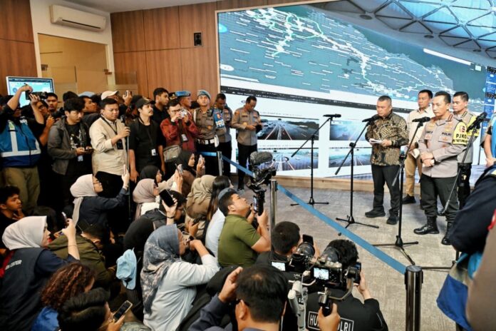 FOTO 26 Maret_Saat meninjau langsung kondisi arus balik melalui Jasa Marga Tollroad Command Center (JMTC) Jatiasih 1