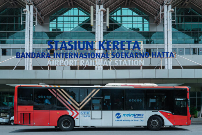 FOTO 27 Maret_Halte angkutan bus Transjakarta di Stasiun Kereta Api Bandara Soekarno-Hatta, Tangerang, Banten. dok. transjakarta.co.id