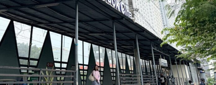 FOTO 28 Febr_Penumpang tengah menunggu commuter line di Stasiun Pondok Cina, Jakarta. (dok. kci.id)