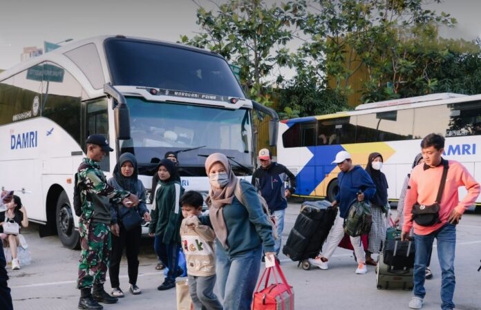 FOTO 29 Maret_Para penumpang siap bernagkat dengan DAMRI balik ke Jakarta. (dok. damri.co.id