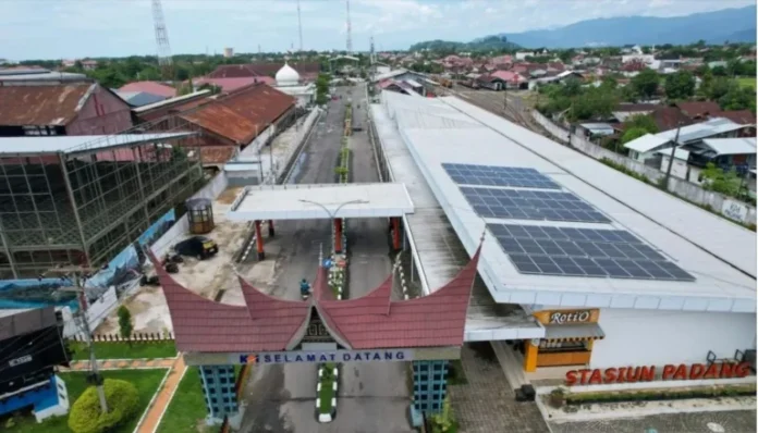 FOTO 3 Maret_Pemasangan Pembangkit Listrik Tenaga Surya (PLTS) bagian atap Stasiun Padang, Sumatra Barat. (dok. kai.id)