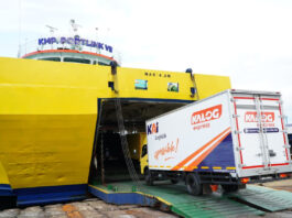 Lonjakan Truk Logistik Padati Pelabuhan Ketapang