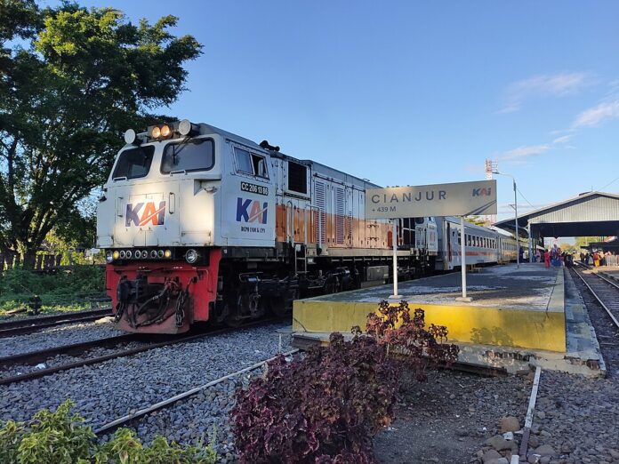 FOTO 31 Maret_Kereta Api (KA) Siliwangi yang menghubungkan Stasiun Sukabumi hingga Stasiun Cipatat pergi pulang (pp). dok. wikipedia.org