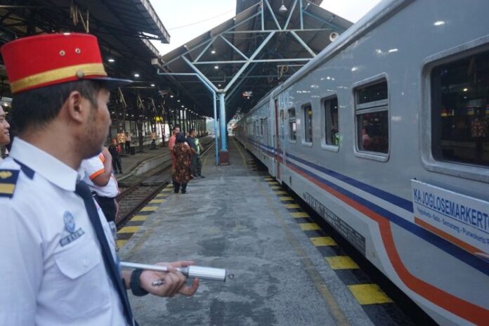 FOTO 31 Maret_Seorang petugas tengah bersiap memberangkatkan Kereta Api (KA) Joglosemarkerto. (dok. kai)