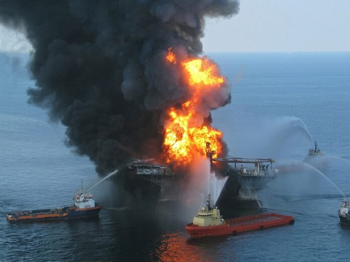FOTO 11 Mei_Pemadaman kapal tanker yang membawa minyak di laut. (dok. wikipedia.org)