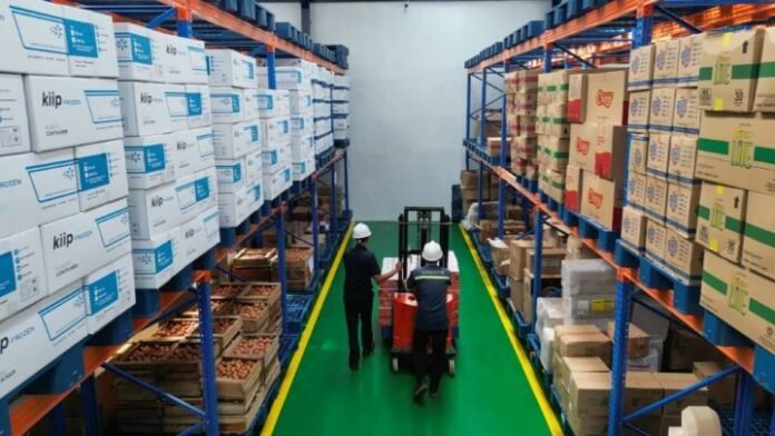 FOTO 25 Mei_Petugas tengah menata barang di gudang KAI Logistik. (dok. istimewa)