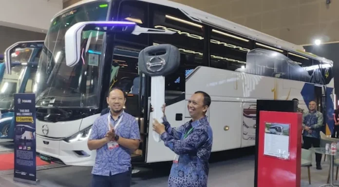 FOTO 26 Mei_Serah terima Hino Bus RM 280 ABS ke DAMRI saat Busworld Southeast Asia 2026 di JIExpo Kemayoran, Jakarta. dok. hinomotorssalesindonesia