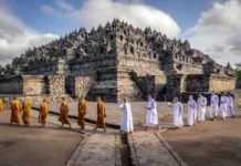 Perjalanan Biksu ke Borobudur 2026 Inspirasi Tradisi Waisak