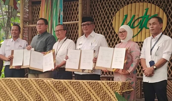 FOTO 6 Mei_Penandatanganan pengembangan aksesibilitas menuju kawasan wisata Pangandaran melalui integrasi layanan transportasi. (dok. damri) INI