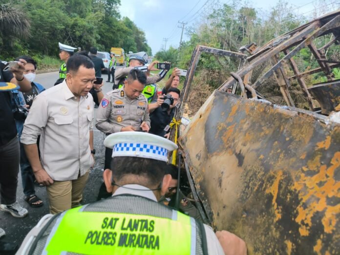 FOTO 8 Mei_Direktur Jenderal Perhubungan Darat Aan Suhanan meninjau langsung lokasi kejadian perkara tabrakan 1