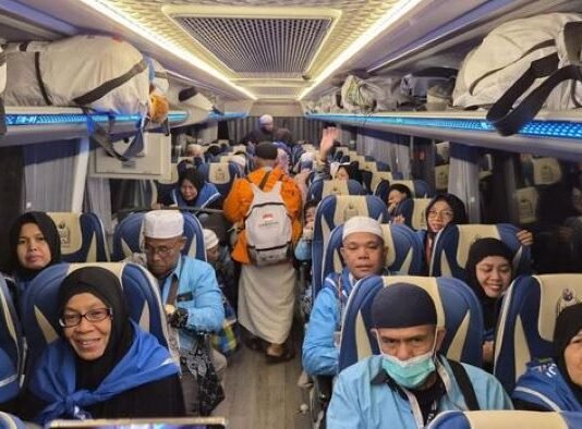 Sebanyak 6.798 Jemaah Haji Indonesia Kembali dengan Kloter Pertama