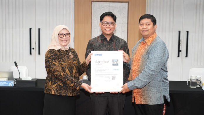 FOTO 10 Juni_Penerimaan tujuh sertifikat ISO terintegrasi dari PT TÜV NORD Indonesia. dok. pelni
