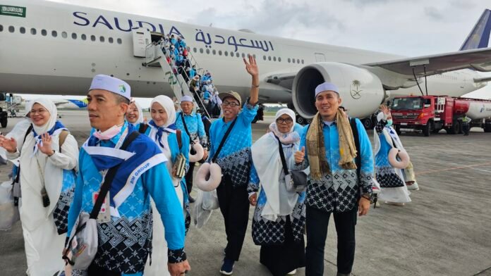 FOTO 11 Juni_Jemaah haji tiba di Bandara Sultan Mahmud Badaruddin II Palembang dengan maskapai Saudia. dok. kemenhaj