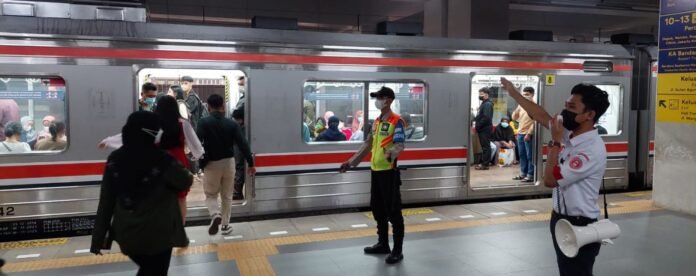 FOTO 12 Juni_Aktivitas penumpang commuter line di stasiun. dok. kci.go.id