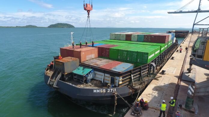 FOTO 12 Juni_Kegiatan bongkar muat peti kemas perdana milik PT Pulau Laut Line di Terminal Kijing, Kalimantan Barat. dok. pelindo
