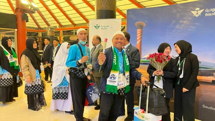 FOTO 14 Juni_Para jemaah haji Indonesia disambut petugas saat tiba di tanah air. dok. kemenhaj