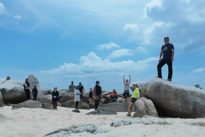 FOTO 16 Juni_Wisatawan tengah menikmati keindahan destinasi wisata unggulan Belitung. dok. kemenpar