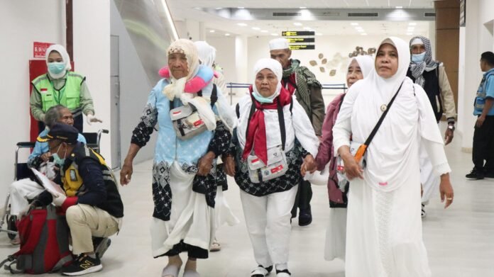 FOTO 17 Juni_Penerbangan perdana jemaah haji Gelombang II dari Madinah menuju Indonesia. dok. kemenhaj