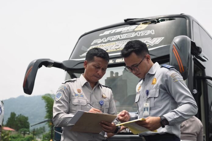FOTO 19 Juni_Inspeksi keselamatan lalu lintas dan angkutan jalan (ramp check) terhadap bus yang beroperasi. (dok. hubdatkemenhub) 1