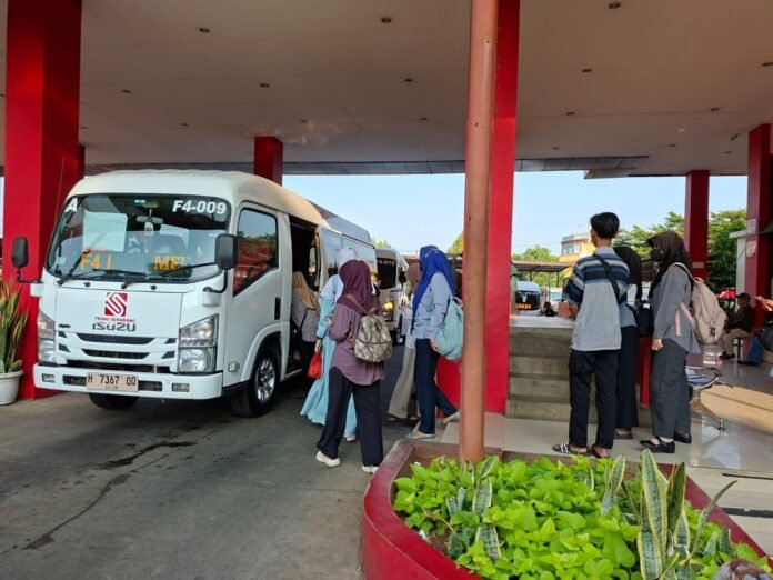 FOTO 19 Juni_Penumpang tengah antre naik angkutan Trans Semarang. dok. istimewa