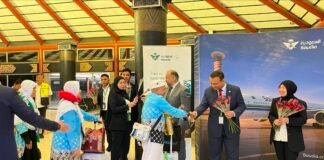 Penerbangan Perdana Kepulangan Bawa 391 Jemaah Haji Kloter JKG-01 Tiba di Tanah Air