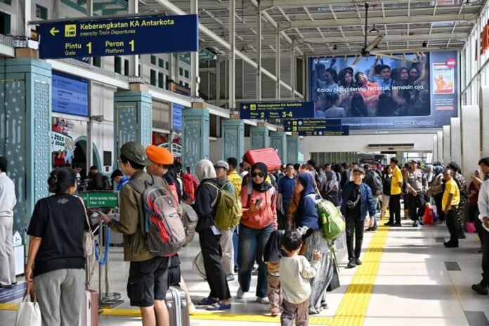 FOTO 20 Juni_Para penumpang di Stasiun Pasarsenen, Jakarta. (dok. kemenhub)