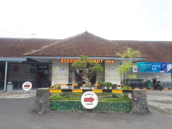 FOTO 20 Juni_Stasiun Ngunut di Kabupaten Tulungagung, Provinsi Jawa Timur. (dok. wikipedia.org)