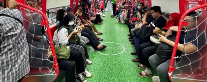 FOTO 22 Juni_Brand minuman kemasan menghadirkan instalasi tematik FIFA World Cup 2026 pada rangkaian Commuter Line di wilayah Jabodetabek. dok. kci