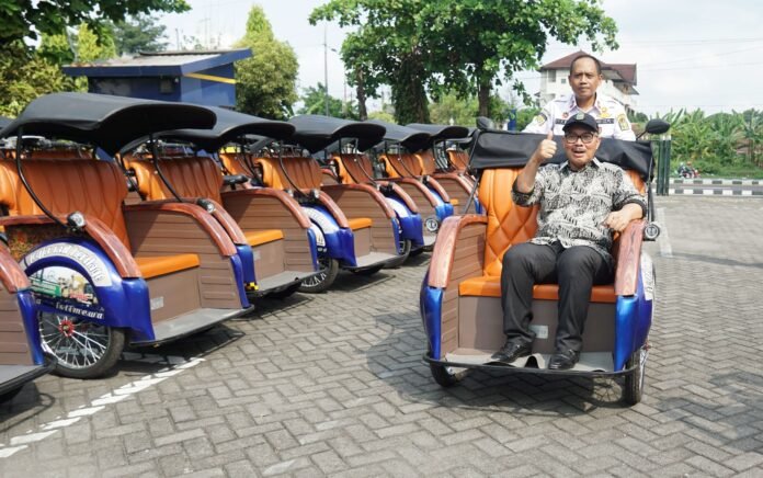 FOTO 4 Juni_Becak listrik bantuan program CSR dari PT KAI menggantikan becak motor Wali Kota Yogyakarta Hasto Wardoyo untuk kawasan Malioboro. jogjakota 4