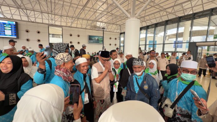 FOTO 8 Juni_Menteri Haji dan Umrah (Menhaj) Mochamad Irfan Yusuf melepas kepulangan 393 jemaah haji Kelompok Terbang (Kloter) UPG 10