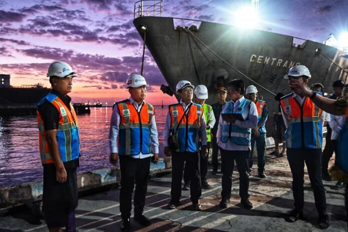 FOTO 10 Juli_Menteri Perhubungan Dudy Purwagandhi meninjau Pelabuhan Celukan Bawang, di Kabupaten Buleleng, Bali 3