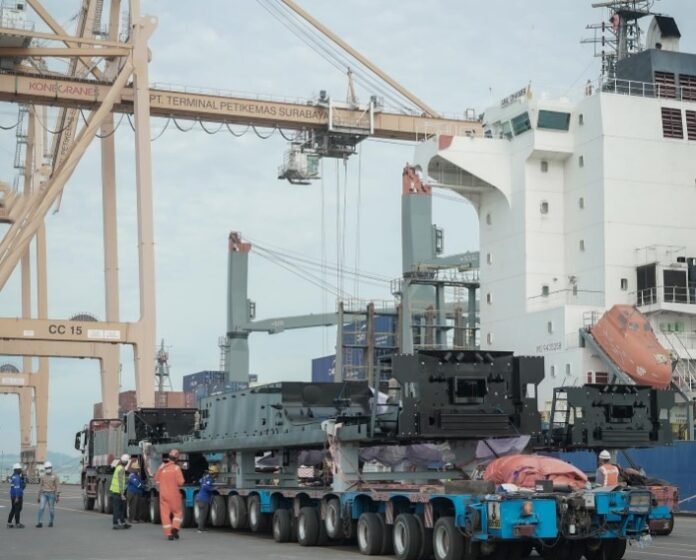 FOTO 11 Juli_Locomotive Platform produksi INKA yang diekspor ke Australia dari Terminal Petikemas Surabaya (TPS), Jawa Timur. dok. inka